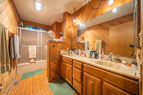 Bath - 15799 Nauvoo Trl, Redding, CA 96001 photo 2 of 2
