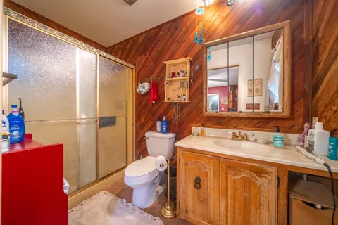 Bath - 15799 Nauvoo Trl, Redding, CA 96001 photo 1 of 2