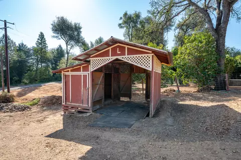 Exterior - 15799 Nauvoo Trl, Redding, CA 96001 photo 13 of 15