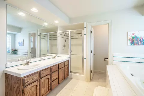 Bath - 3021 Sunglow Dr, Redding, CA 96001 photo 2 of 5
