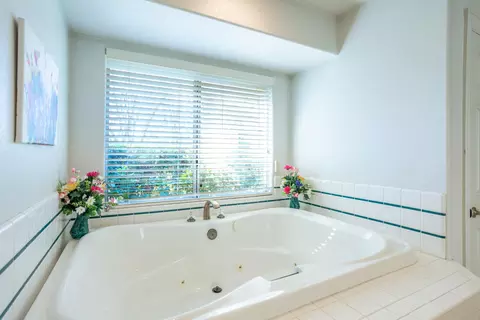 Bath - 3021 Sunglow Dr, Redding, CA 96001 photo 3 of 5