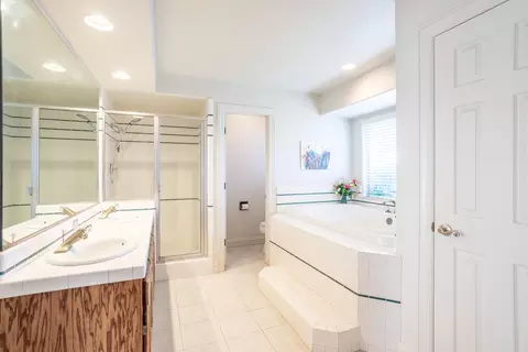 Bath - 3021 Sunglow Dr, Redding, CA 96001 photo 1 of 5