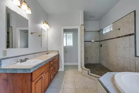Bath - 13303 Intermountain Rd, Redding, CA 96003 photo 3 of 4