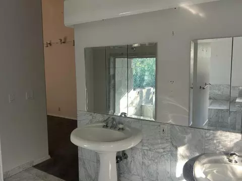 Bath - 582 River Oaks Dr, Redding, CA 96001 photo 4 of 5