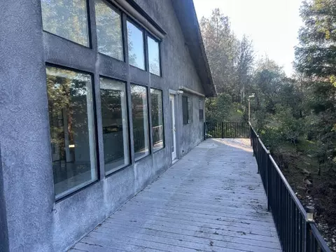 582 River Oaks Dr, Redding, CA 96001