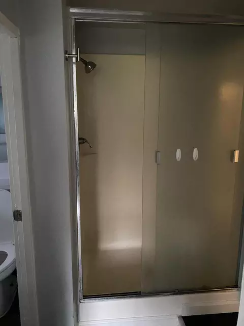 Bath - 1129 Magnolia Ave, Redding, CA 96001 photo 2 of 5