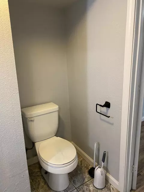 Bath - 1129 Magnolia Ave, Redding, CA 96001 photo 5 of 5