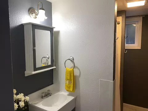 Bath - 1129 Magnolia Ave, Redding, CA 96001 photo 3 of 5