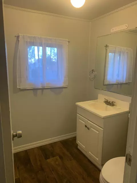 Bath - 1129 Magnolia Ave, Redding, CA 96001 photo 1 of 5