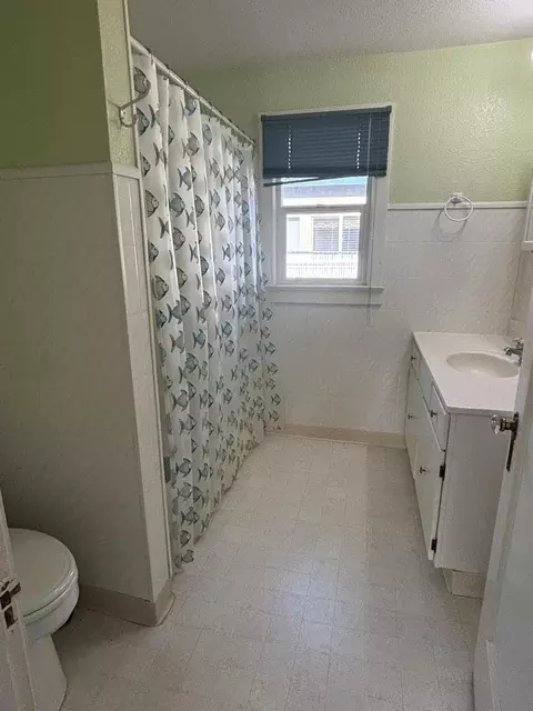 Bath - 300 E Modoc St, Alturas, CA 96101 photo 3 of 3