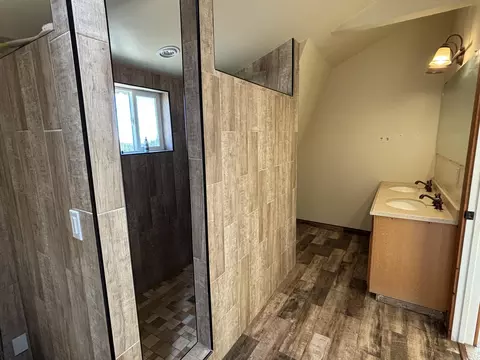Bath - 1059 Gooseloop Loop, Alturas, CA 96101 photo 1 of 4
