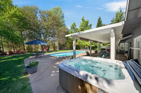 Exterior - 11420 Wales Dr, Redding, CA 96003 photo 13 of 25