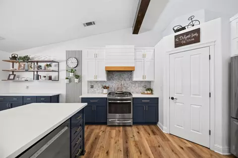 Kitchen - 11420 Wales Dr, Redding, CA 96003 photo 6 of 9