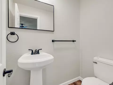 Bath - 816 West St, Redding, CA 96001 photo 3 of 4