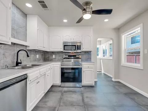 Kitchen - 816 West St, Redding, CA 96001 photo 1 of 5