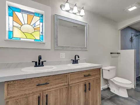 Bath - 816 West St, Redding, CA 96001 photo 1 of 4