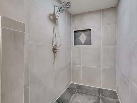 Bath - 816 West St, Redding, CA 96001 photo 2 of 4