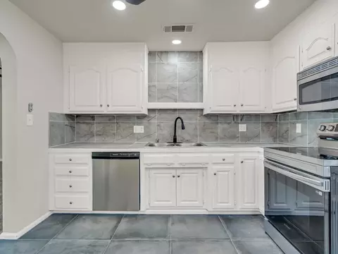 Kitchen - 816 West St, Redding, CA 96001 photo 2 of 5