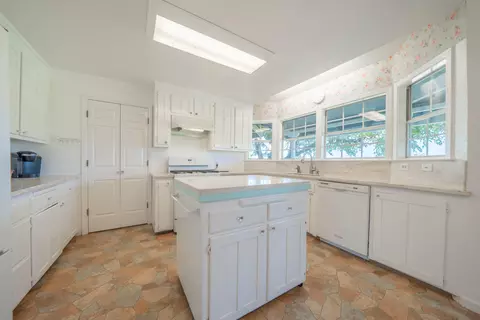 Kitchen - 21780 Lone Tree Rd, Anderson, CA 96007 photo 4 of 5