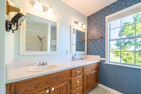 Bath - 21780 Lone Tree Rd, Anderson, CA 96007 photo 4 of 5