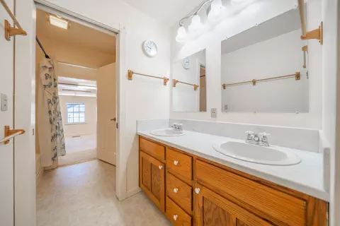 Bath - 21780 Lone Tree Rd, Anderson, CA 96007 photo 2 of 5