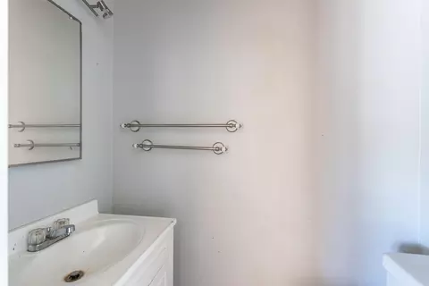 Bath - 410 Buckeye, Redding, CA 96003 photo 2 of 2