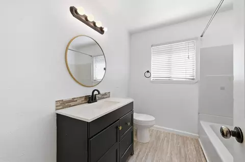 Bath - 2300 Jonquil Way, Redding, CA 96002 photo 3 of 4