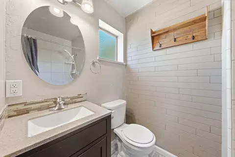 Bath - 2300 Jonquil Way, Redding, CA 96002 photo 1 of 4