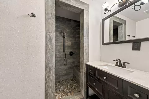 Bath - 705 Loma St, Redding, CA 96003 photo 1 of 2