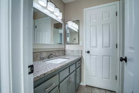 Bath - 513 Chancellor Blvd, Redding, CA 96003 photo 4 of 6