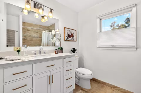 Bath - 7399 Dilley Ln, Redding, CA 96002 photo 7 of 8