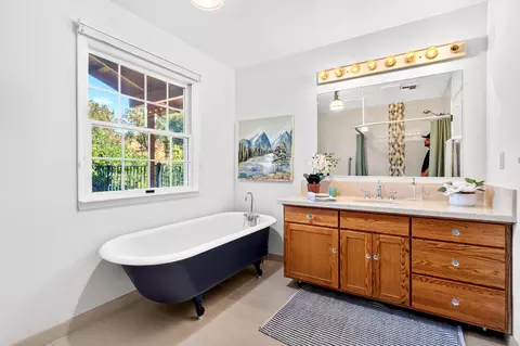 Bath - 7399 Dilley Ln, Redding, CA 96002 photo 5 of 8
