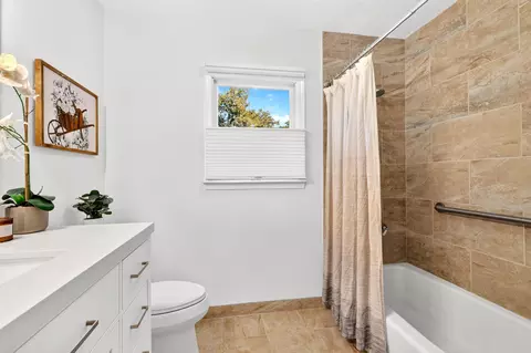 Bath - 7399 Dilley Ln, Redding, CA 96002 photo 3 of 8