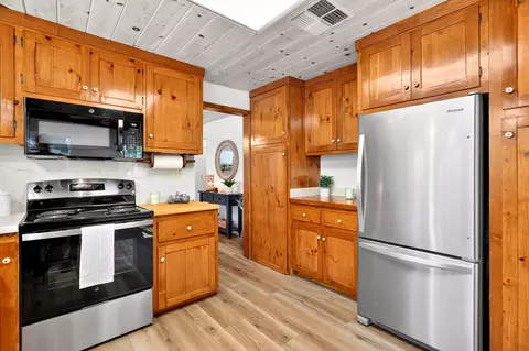 Kitchen - 7399 Dilley Ln, Redding, CA 96002 photo 4 of 7