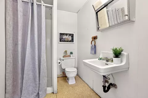 Bath - 7399 Dilley Ln, Redding, CA 96002 photo 4 of 8