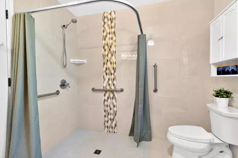Bath - 7399 Dilley Ln, Redding, CA 96002 photo 2 of 8