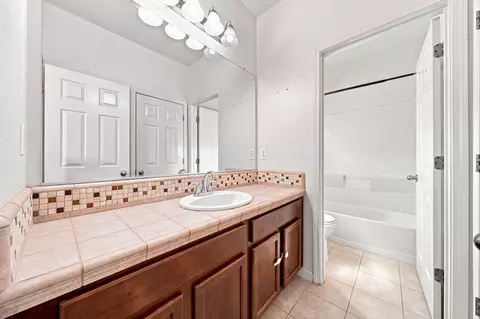 Bath - 3849 Palm Springs Dr, Redding, CA 96002 photo 4 of 6