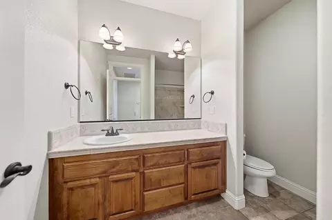 Bath - 1318 Bonhurst Dr, Redding, CA 96003 photo 6 of 7