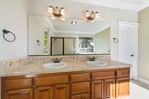 Bath - 1318 Bonhurst Dr, Redding, CA 96003 photo 2 of 7