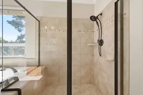 Bath - 1318 Bonhurst Dr, Redding, CA 96003 photo 4 of 7