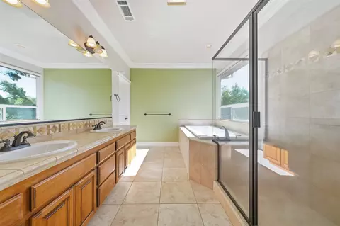 Bath - 1318 Bonhurst Dr, Redding, CA 96003 photo 1 of 7