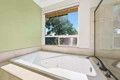 Bath - 1318 Bonhurst Dr, Redding, CA 96003 photo 5 of 7