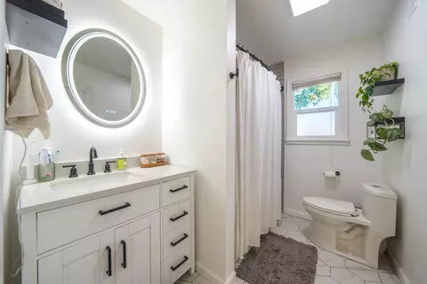 Bath - 3415 Sunset Dr, Redding, CA 96001 photo 3 of 3
