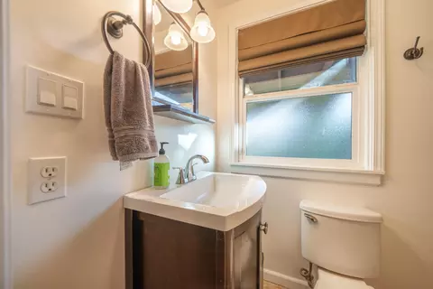 Bath - 3415 Sunset Dr, Redding, CA 96001 photo 1 of 3