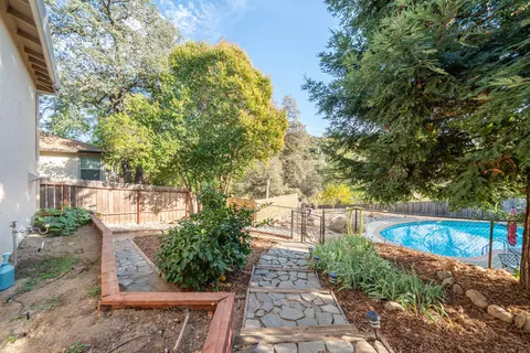 Exterior - 3415 Sunset Dr, Redding, CA 96001 photo 4 of 8