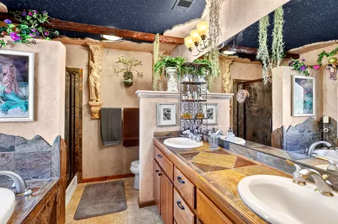 Bath - 21019 Old Alturas Rd, Redding, CA 96003 photo 3 of 10