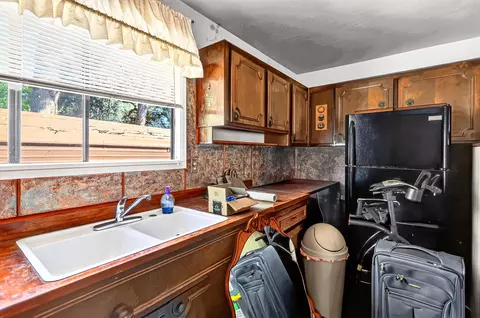 Kitchen - 21019 Old Alturas Rd, Redding, CA 96003 photo 4 of 5