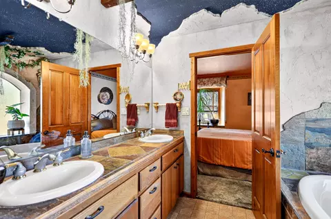Bath - 21019 Old Alturas Rd, Redding, CA 96003 photo 6 of 10