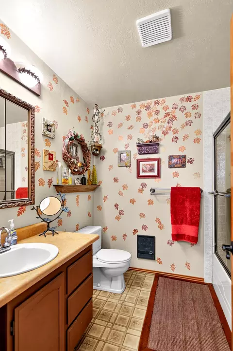 Bath - 21019 Old Alturas Rd, Redding, CA 96003 photo 1 of 10