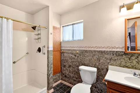 Bath - 21019 Old Alturas Rd, Redding, CA 96003 photo 9 of 10